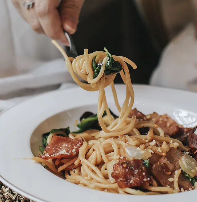 Persona comiendo pasta